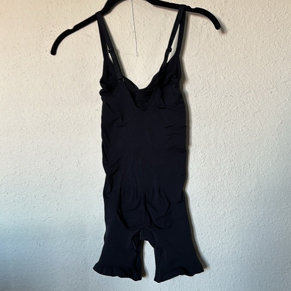Skims sz L Seamless Sculpt Mid-Thigh Bodysuit Onyx black New without box shorts - Picture 7 of 11